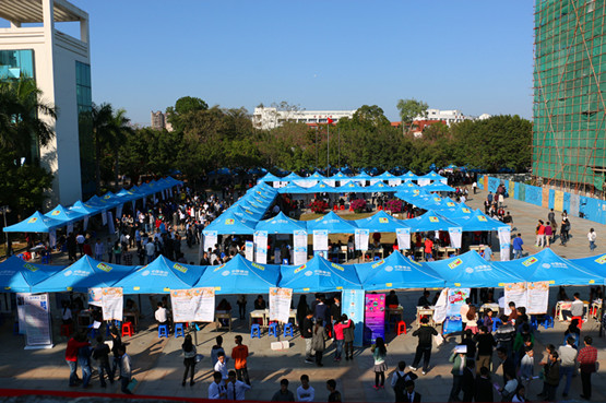 图2华软毕业生进击招聘大会.JPG