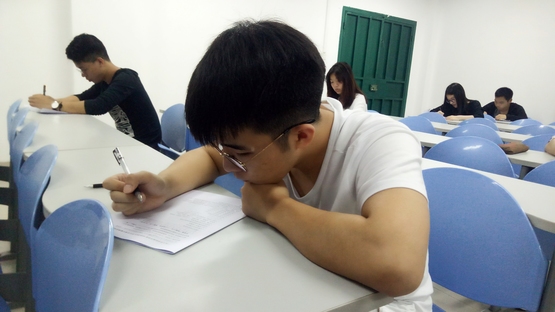 图1：积极分子认真答题.jpg