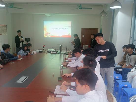 说明: C:\Users\Administrator\Desktop\10月22日至11月2日\【支部动态】电子系学生党支部召开党员大会\照片\工作人员分发选票.jpg