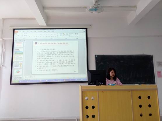 图4.从化经济开发区高技术产业园管理委员会主讲人做宣讲.jpg