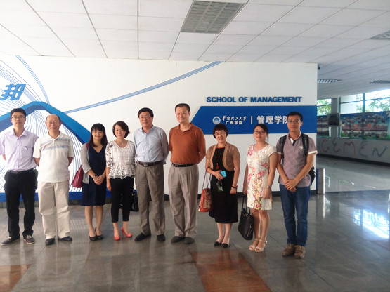图3.管理系教师与华广相关人员合影.jpg