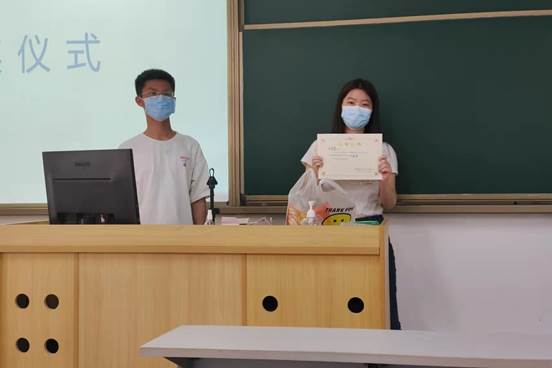 说明: C:\Users\Administrator\Desktop\3月18至3月24\【班级投稿】21智能科学与技术一班新学期班会\颁奖仪式 (4).jpg