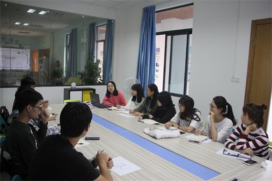 åu009B?:陈老师进行内容讲解.jpg