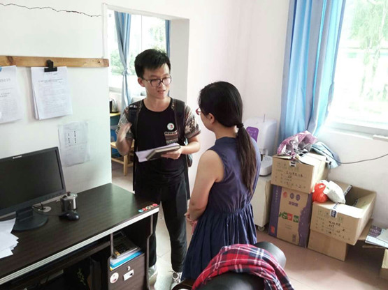 03.对当地老师进行采访.jpg