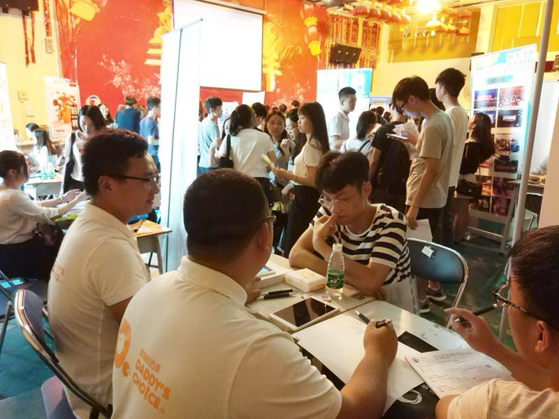 03应聘者在与企业交流中.jpg