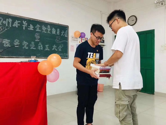 1561380692225080612.jpg 图9:毕业生党员赠书.jpg