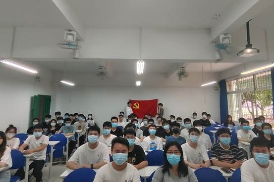 说明: C:\Users\Administrator\Desktop\3月18至3月24\【支部动态】电子系学生党支部召开党员民主评议会\照片\大合照.jpg
