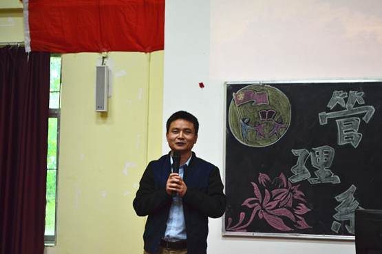 图4.吴辉剑老师为学生们的展示进行点评.jpg