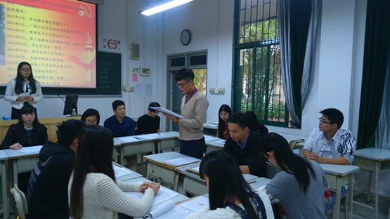 图2.宣读入党申请书.jpg