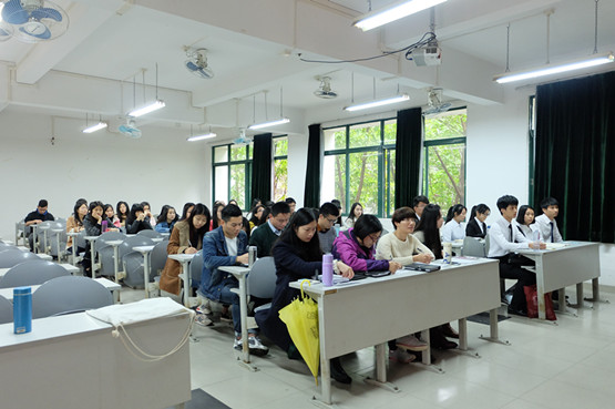 图2.前来观看答辩的评委与同学.jpg