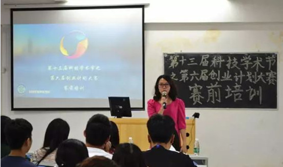 图1.上届培训大会现老师讲解.jpg
