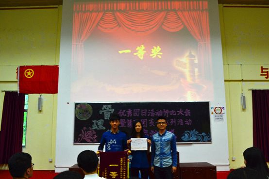 图5.一等奖获得者14市营一班与罗达老师合影.jpg