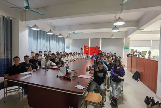 说明: C:\Users\Administrator\Desktop\10月22日至11月2日\【支部动态】电子系学生党支部召开党员大会\照片\大合照.jpg