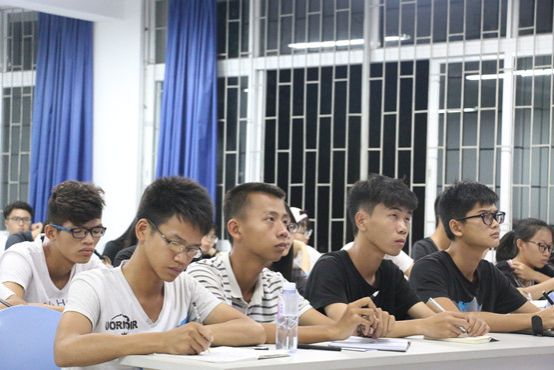 03现场的同学认真做笔记.JPG