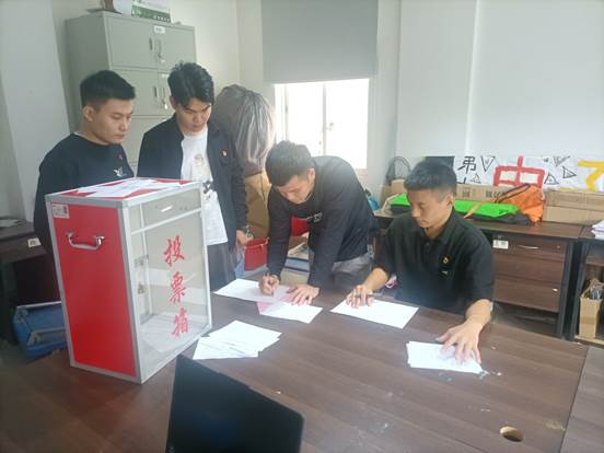 说明: C:\Users\Administrator\Desktop\10月22日至11月2日\【支部动态】电子系学生党支部召开党员大会\照片\工作人员统计选票.jpg