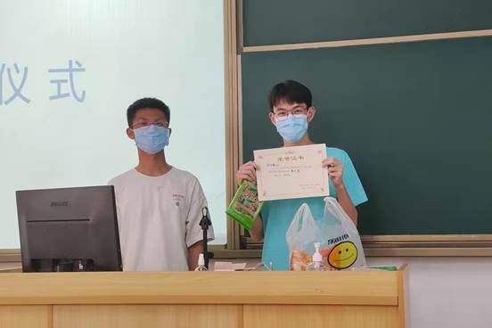 说明: C:\Users\Administrator\Desktop\3月18至3月24\【班级投稿】21智能科学与技术一班新学期班会\颁奖仪式 (5).jpg