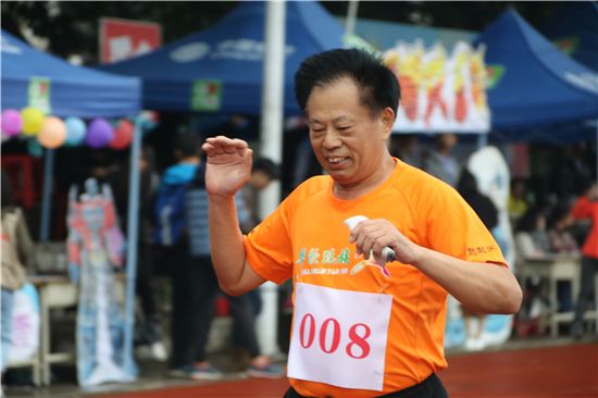 02查俊峰主任参加5000米迷你马拉松.jpg