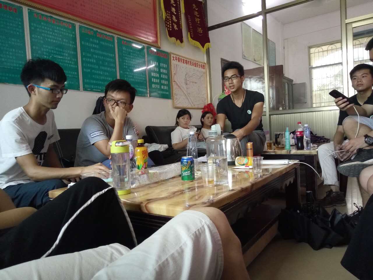 图3.志愿者们交流经验.jpg