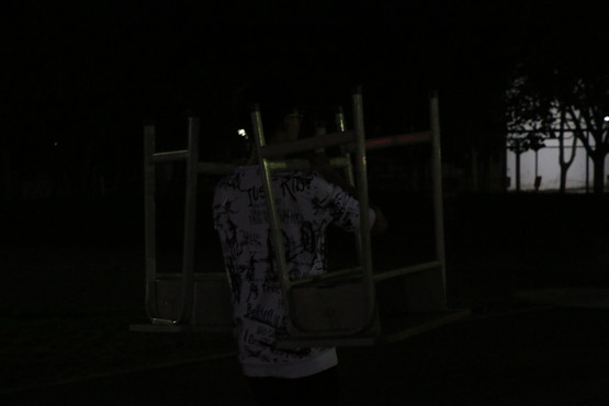 02、搬桌子,一个顶两.jpg