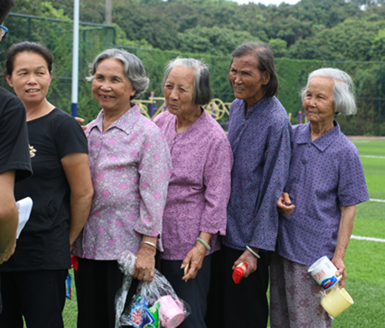 图5.喜悦的村民.jpg