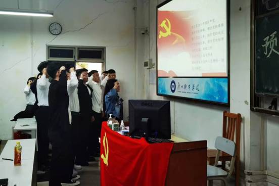 说明: C:\Users\Administrator\Desktop\11月14日至11月26日\【支部动态】电子系学生党支部召开预备党员转正大会\图片\周洁银老师带领宣誓.jpg