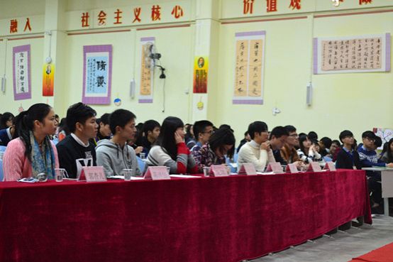 图3.各嘉宾评委已就座.jpg