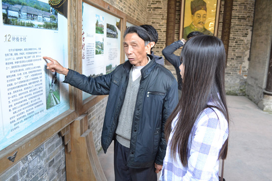 图3.陆伯向志愿者们讲解陆氏广裕祠堂的文物及文化遗产.jpg