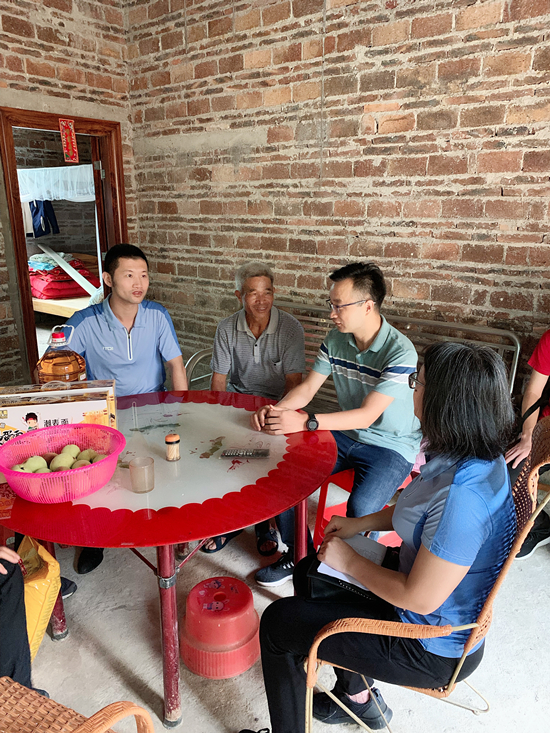 张处长了解学生家庭情况_副本.png