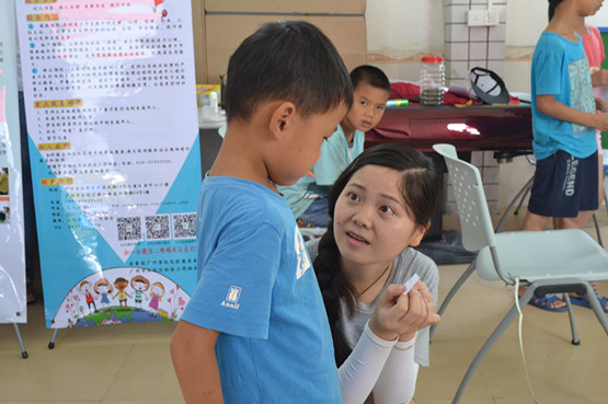 图5.志愿者引导孩子思考问题.jpg