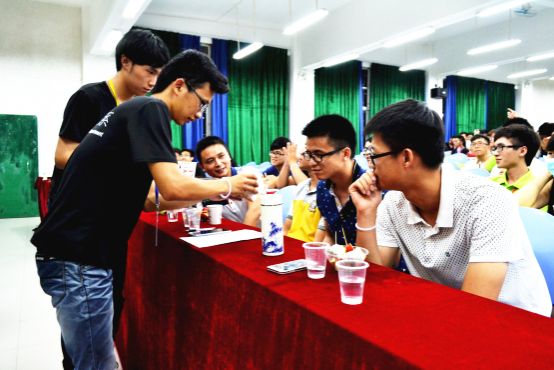 图5:两系工作人员为老师送上水果以及奶茶表达感恩之情.jpg