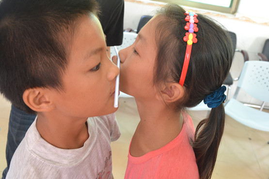 图3.孩子们在玩游戏.jpg