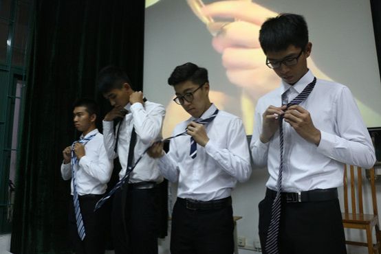03同学示范如何打领结 - 万能看图王.JPG