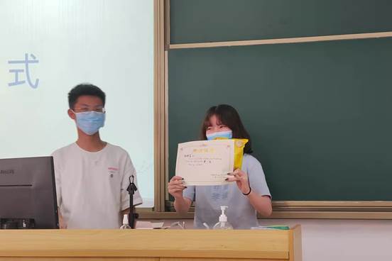 说明: C:\Users\Administrator\Desktop\3月18至3月24\【班级投稿】21智能科学与技术一班新学期班会\颁奖仪式 (7).jpg