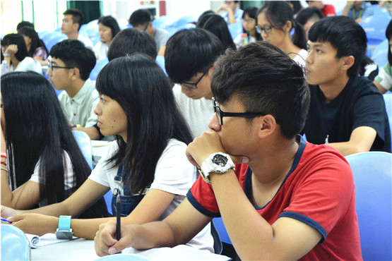 图3.干事们全神贯注听讲.JPG