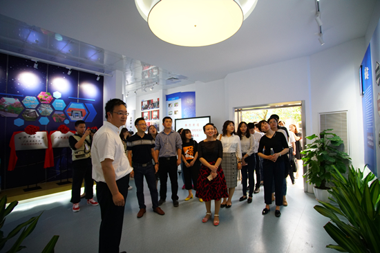参观华软学院办学成果展览é¦?