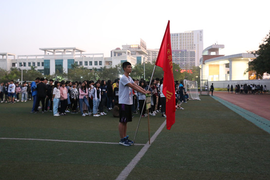 04手拿管理系系旗.JPG