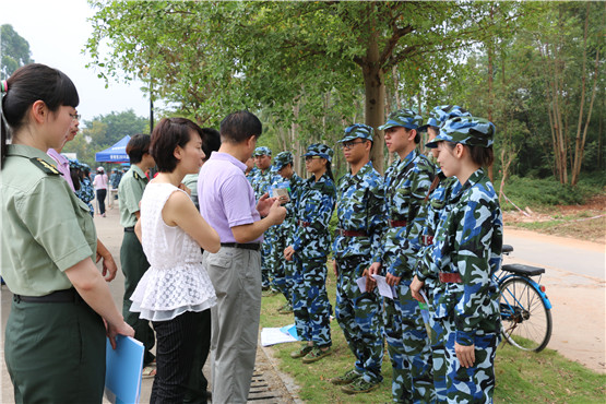 图3.查教授慰问随训人员身体状况.JPG