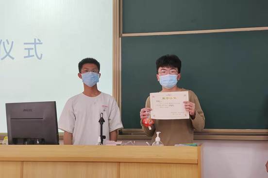说明: C:\Users\Administrator\Desktop\3月18至3月24\【班级投稿】21智能科学与技术一班新学期班会\颁奖仪式 (2).jpg