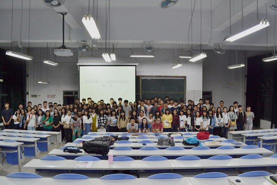 图5.会议结束后团学干部进行合影留念.jpg