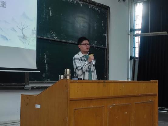 说明: C:\Users\Administrator\Desktop\12月7日至12月12日\【班级投稿】21级电子信息工程标兵宣讲活动\图片\戚志鹏师兄进行讲解.jpg