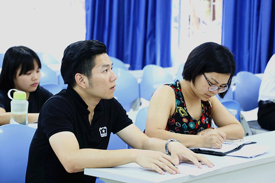 图2.答辩会现场的老师.jpg