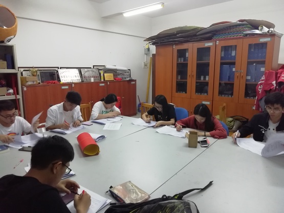 图3：认真批改试卷.jpg