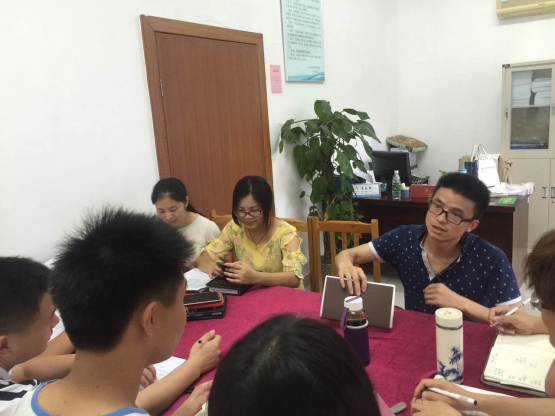 图2.罗达书记介绍学习会议精神.jpg