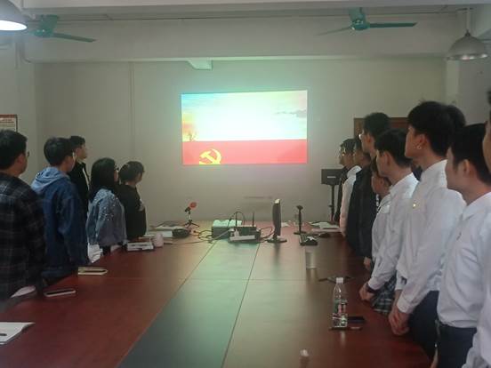 说明: C:\Users\Administrator\Desktop\10月22日至11月2日\【支部动态】电子系学生党支部召开党员大会\照片\奏唱国际歌.jpg