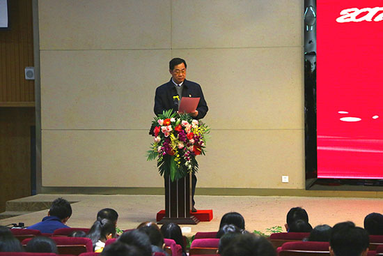 3刘友坤书记宣读国家奖助学金的表彰文件.jpg