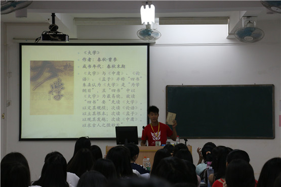 图1.导生为新生讲解国学知识.JPG