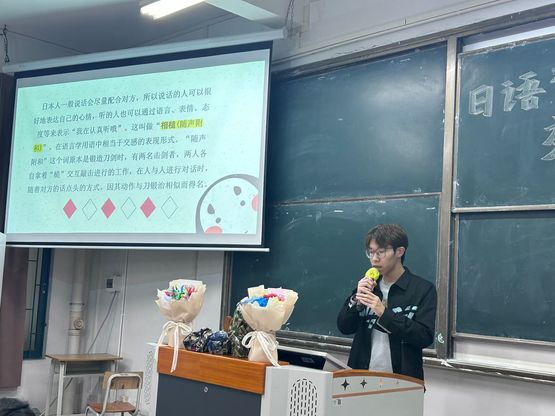 图4陈立锵同学进行发表1.jpg