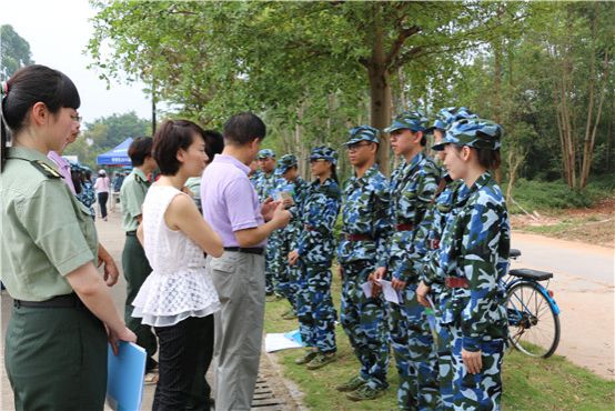 图3.查教授慰问随训人员身体状况.JPG