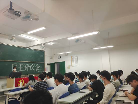 说明: C:\Users\Administrator\Desktop\3月18至3月24\【支部动态】电子系学生党支部召开党员民主评议会\照片\会议现场.jpg