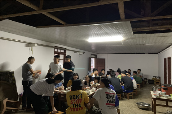 品尝当地特色美食.jpg